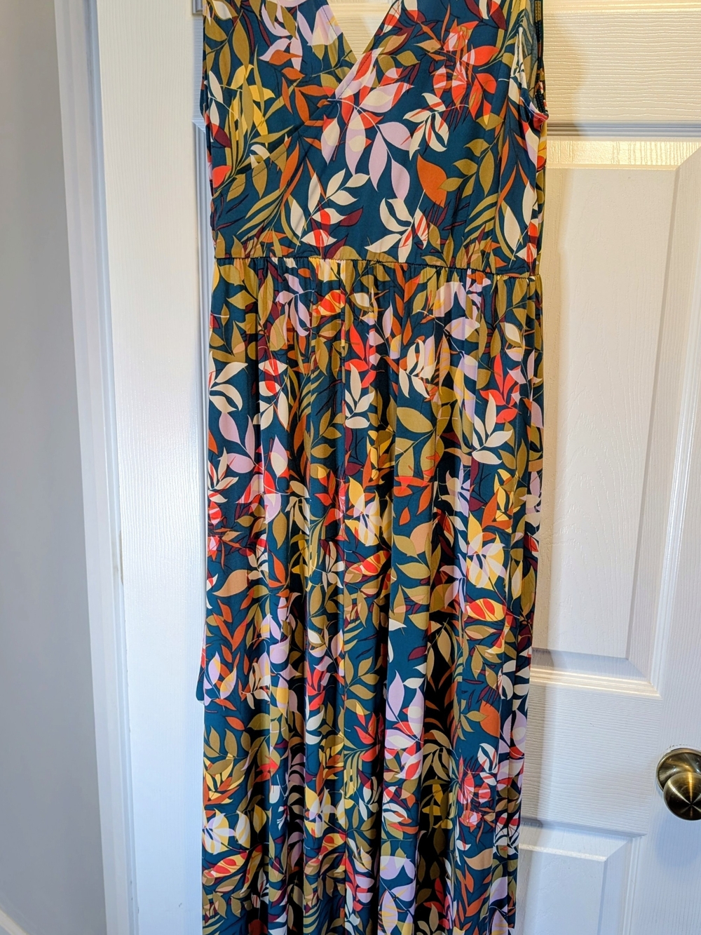 V-Neck Leaf-Print Maxi Dress in Teal Multi